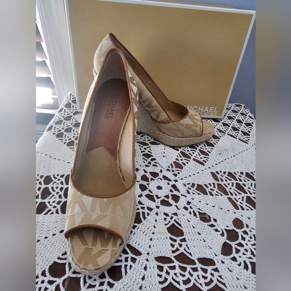 Michael kors size 9 wedges beige - Picture 3 of 5